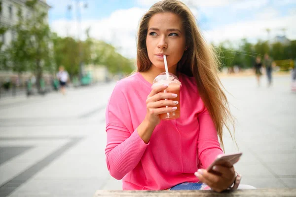 Feliz Joven Bebiendo Café Aire Libre Mientras Usa Teléfono Inteligente — Foto de Stock