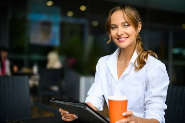 Young Businesswoman Coffee Break Smiling Camera — Stock Photo, Image