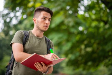 Parktaki erkek öğrenci.