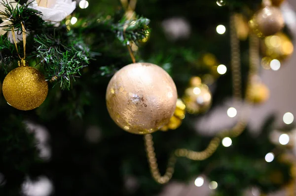 Macro Foto Van Gouden Bal Lichte Garland Kerstboom — Stockfoto