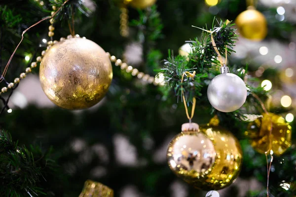 Macro Photo Golden Ball Light Garland Christmas Tree — Stock Photo, Image