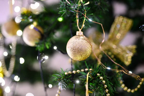 Macro Photo Golden Ball Light Garland Christmas Tree — Stock Photo, Image