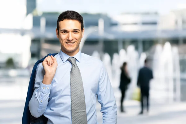 Geschäftsmann Lächelt Draußen Und Hält Seine Jacke Hoch — Stockfoto