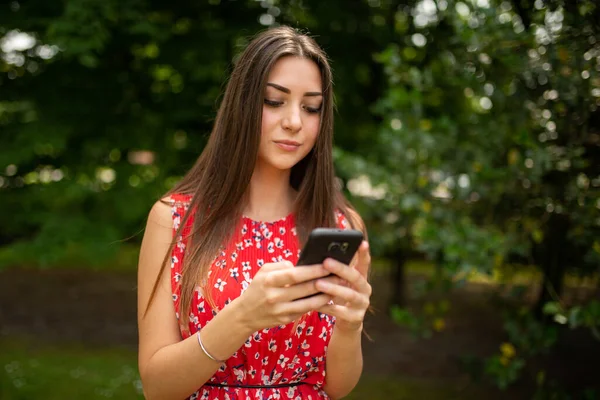 Mladá Krásná Žena Pomocí Svého Smartphonu Parku Venkovní — Stock fotografie