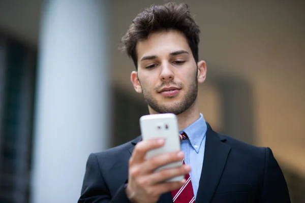 Przystojny Biznesmen Korzystania Telefonu Komórkowego — Zdjęcie stockowe