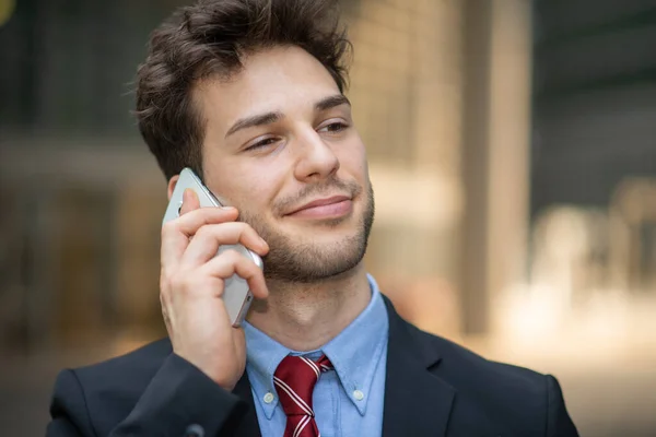 Glimlachende Man Praten Telefoon Van Cel — Stockfoto