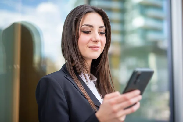 Leende Affärskvinna Med Smartphone Utomhuspool — Stockfoto