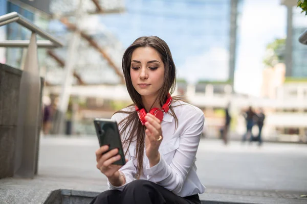 Mujer Joven Usando Teléfono Móvil Mientras Está Sentada Las Escaleras —  Fotos de Stock