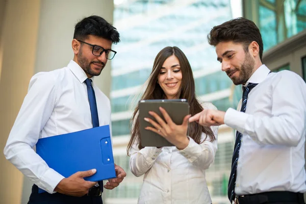 Grupo Empresarios Que Utilizan Una Tableta Fuera Oficina Concepto Trabajo —  Fotos de Stock