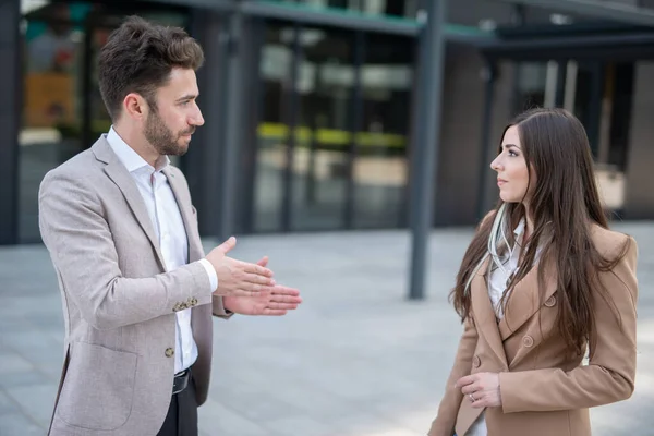 Biznesmen Bizneswoman Rozmawiają Przed Swoim Biurem Mieście — Zdjęcie stockowe