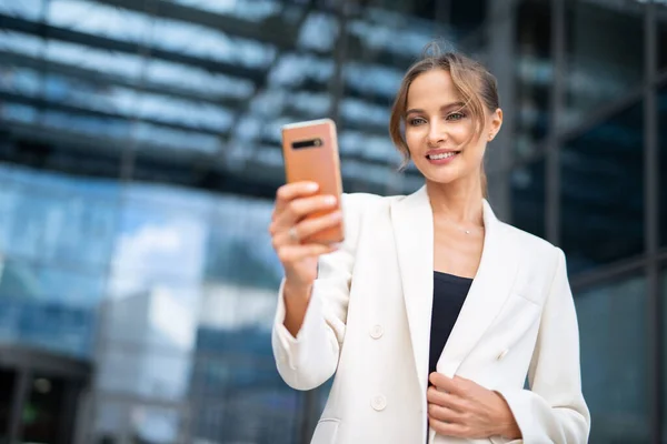 Affärsman Tar Selfie Nära Kontoret Med Sin Smartphone — Stockfoto