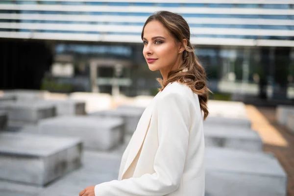 Mooie Vrouw Lopen Een Stad — Stockfoto