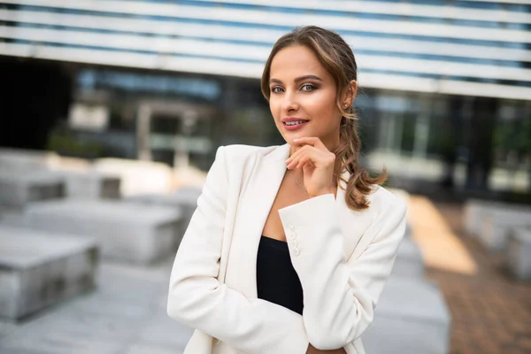 Glimlachende Zakenvrouw Poseren Outdoor Buurt Van Haar Kantoor — Stockfoto