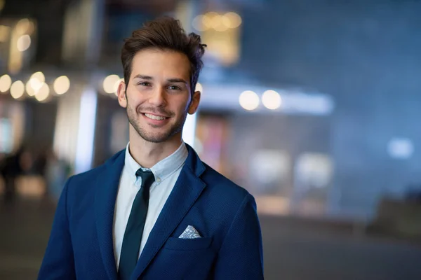 Retrato Hombre Negocios Sonriente Caminando Una Ciudad Por Noche — Foto de Stock