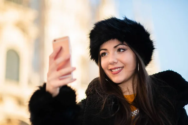 Kışın Dışarıda Selfie Çeken Bir Kadın — Stok fotoğraf