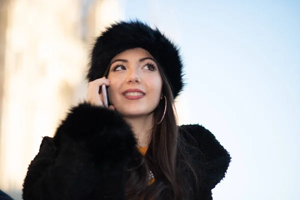Souriant Jeune Femme Parlant Sur Téléphone Portable — Photo