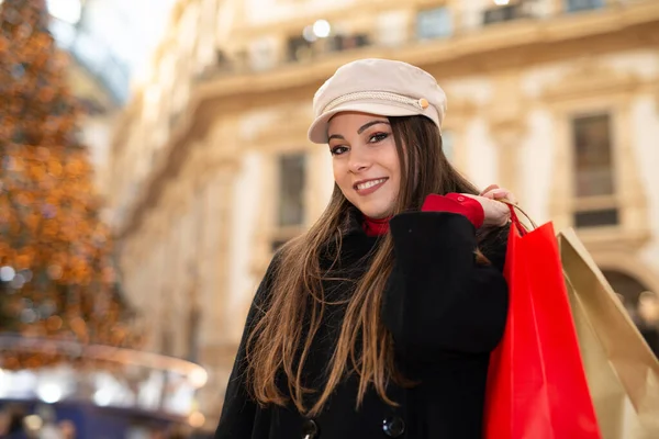 Jovem Sorrindo Bela Mulher Compras Antes Natal — Fotografia de Stock