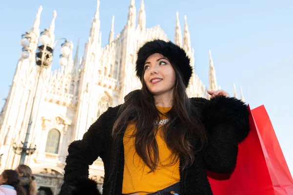 Genç Kadın Ile Alışveriş Torbaları Noel Hediyesi Milano Talya — Stok fotoğraf