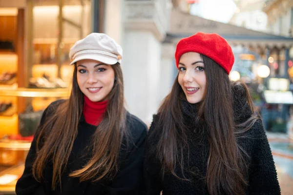 Unga Kvinnor Vänner Shopping Tillsammans Innan Jul — Stockfoto