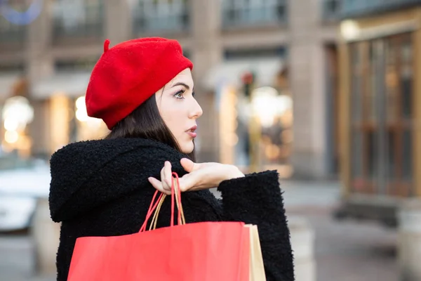 クリスマス前の若い美しい女性のショッピング — ストック写真