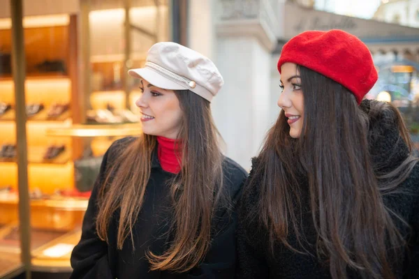 Genç kadın arkadaşlar birlikte Noel öncesi alışveriş