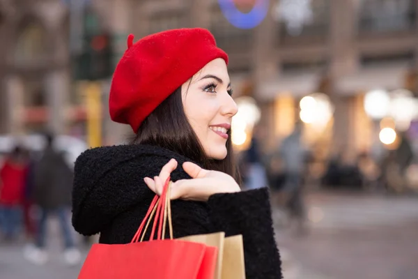 Jovem Mulher Com Sacos Compras Presente Natal Milão Itália — Fotografia de Stock