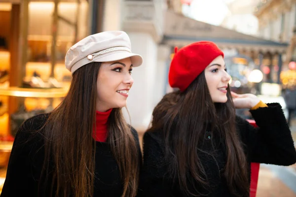 Jonge Vrouwen Vrienden Winkelen Samen Voor Kerstmis Kerstmis Winkelen Concept — Stockfoto