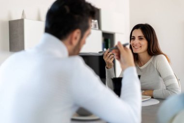 Çekici bir çift evde romantik bir akşam yemeği yiyor.