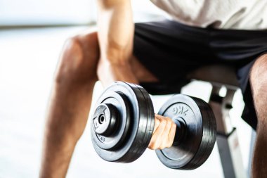 Ağırlık kaldıran adam, yakın çekim.