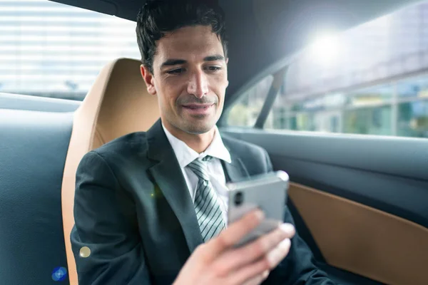 Biznesmen Korzystający Smartfona Tylnym Siedzeniu Samochodu — Zdjęcie stockowe