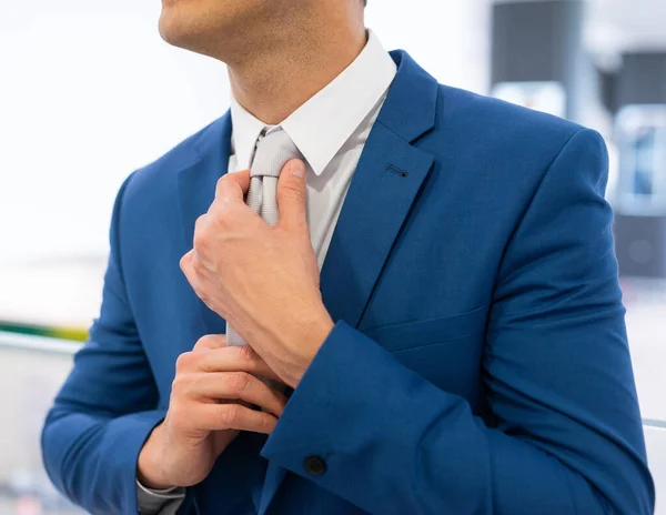 Dettaglio Uomo Affari Che Aggiusta Cravatta — Foto Stock