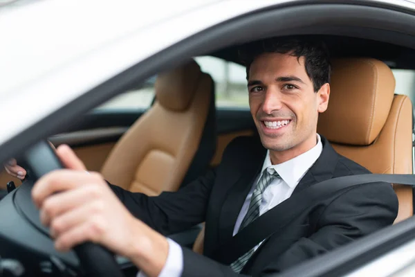 Bello Uomo Sorridente Alla Guida Della Sua Auto — Foto Stock