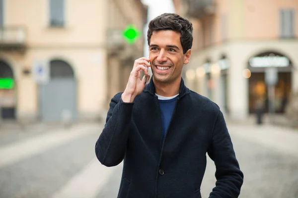 Mann Telefoniert Städtischen Umfeld Mit Seinem Handy — Stockfoto