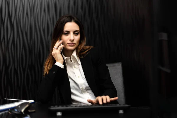 Jonge Secretaresse Aan Telefoon Haar Kantoor — Stockfoto