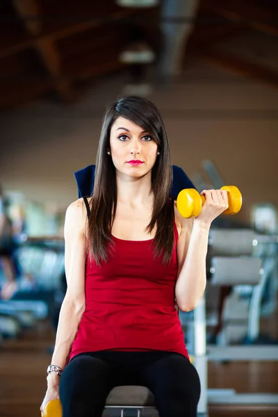 Vrouw Doet Fitness Een Sportschool — Stockfoto