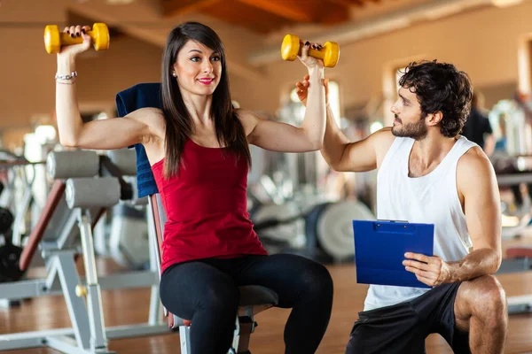 Mujer Levantando Pesas Con Instructor — Foto de Stock