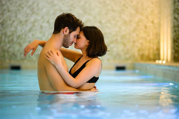 Yüzme Havuzunda Spa Merkezinde Sarılan Romantik Bir Çift — Stok fotoğraf