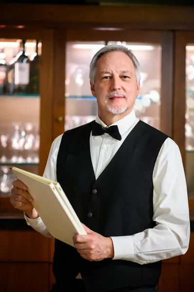 Porträtt Senior Maitre Elegant Restaurang Med Ett Par Menyer — Stockfoto