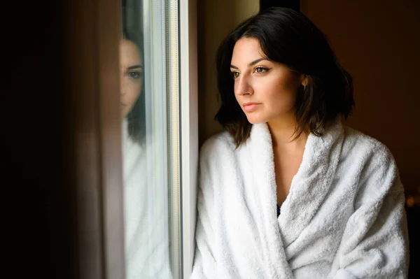 Молода Жінка Халаті Дивиться Вікном Своїй Кімнаті Готелю — стокове фото