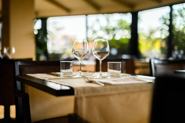 Elegante Restaurante Mesa Con Vasos Vacíos — Foto de Stock