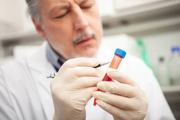 Wetenschapper Schrijft Een Reageerbuis Een Laboratorium — Stockfoto