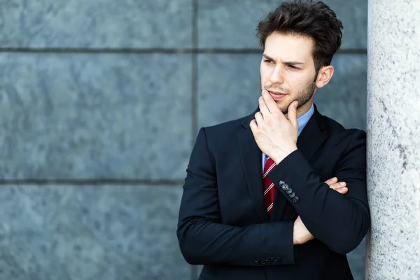 Joven Hombre Negocios Aire Libre Una Expresión Pensativa — Foto de Stock