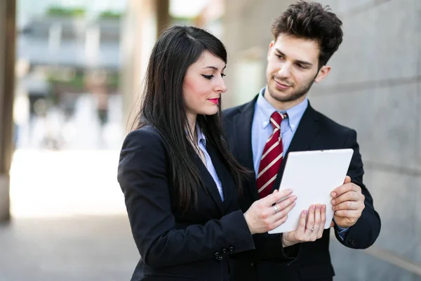 Couple Business People Using Tablet Outdoor — Stock Photo, Image