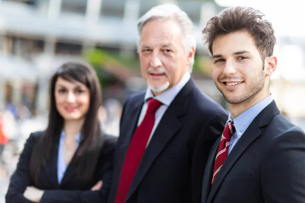 Equipo Negocios Sonriendo Aire Libre Entorno Urbano Moderno —  Fotos de Stock