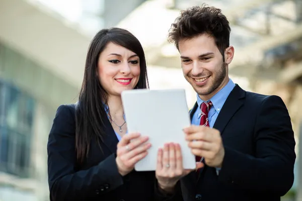 Paar Zakenmensen Die Een Tablet Buiten Gebruiken — Stockfoto