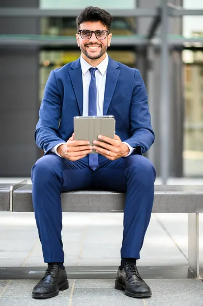 Joven Manager Usando Tablet Sentado Banco Aire Libre Una Ciudad — Foto de Stock