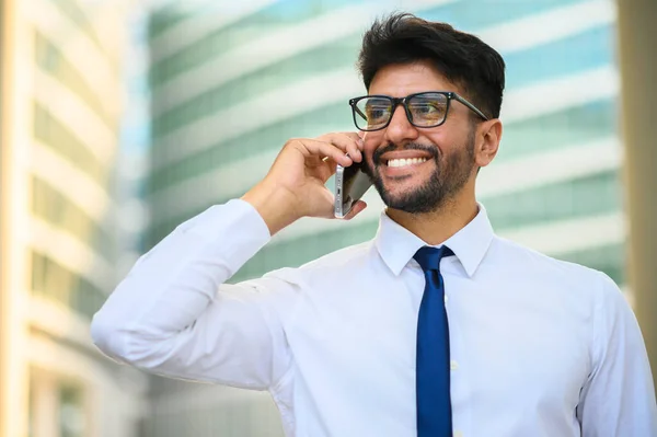 Knappe Zakenman Aan Telefoon Lachend — Stockfoto