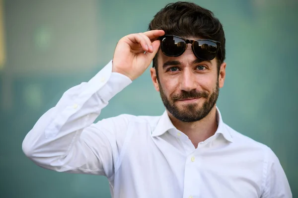 Jovem Empresário Livre Ambiente Moderno Segurando Seus Óculos Sol — Fotografia de Stock