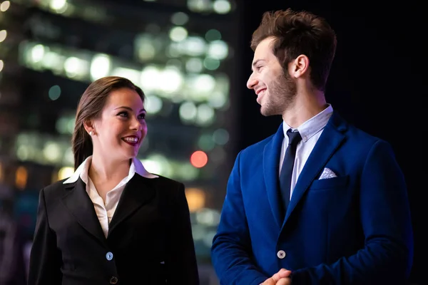 Zakelijke Partners Bespreken Samen Laat Avond Een Moderne Stedelijke Omgeving — Stockfoto