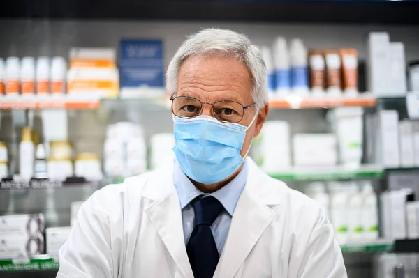 Dükkanında Koronavirüs Salgını Nedeniyle Maske Takan Kıdemli Eczacı — Stok fotoğraf